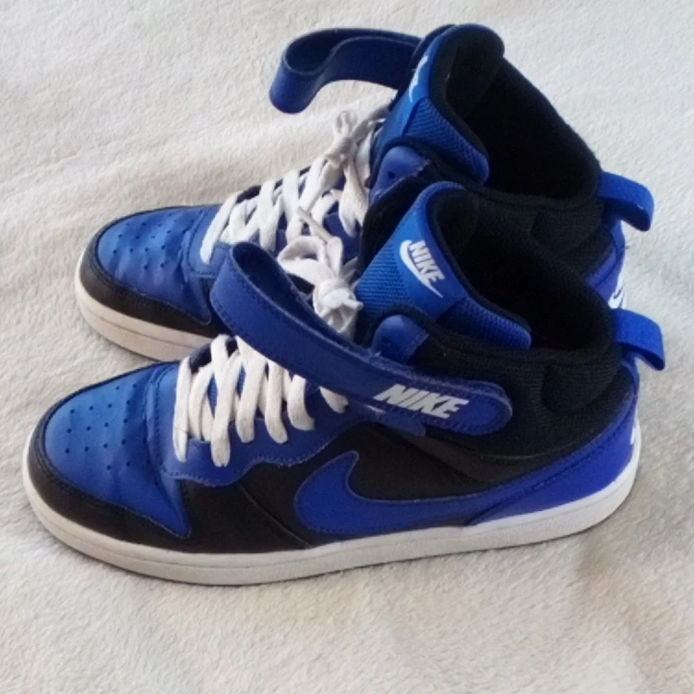 Nike Youth Size 7 =Womens 8.5 Blue and Black High-Top Sneakers.